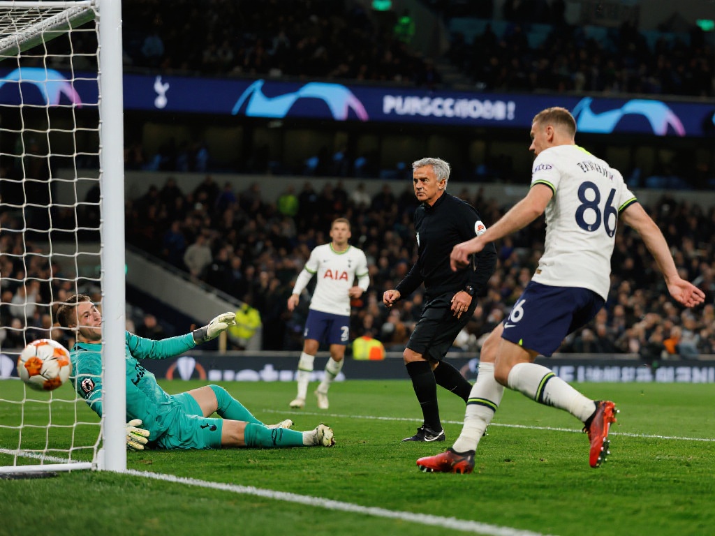 86分钟惨遭绝平!穆里尼奥绝境逆袭险晋附加赛 本场比赛精彩纷呈,穆里尼奥的球队率先取得